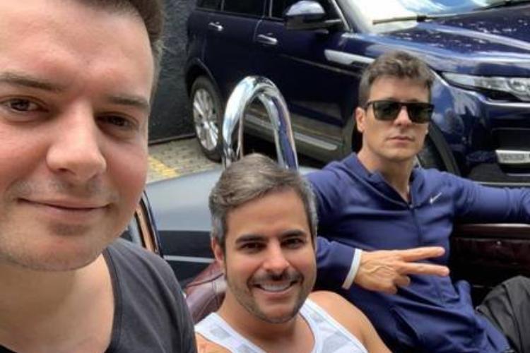 Rodrigo Faro vai a academia com carro avaliado em mais de 100 mil reais