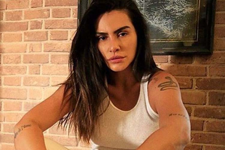 Cleo Pires aparece com maiô colado e mostra demais