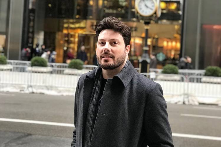 Danilo Gentili tem mão “atropelada” ao divulgar show – Veja o vídeo!
