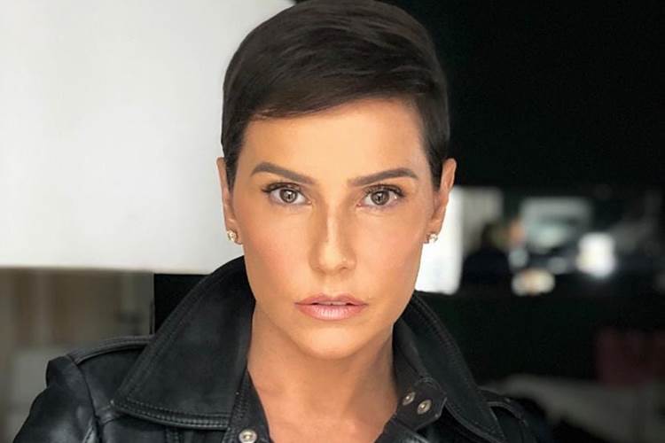 Deborah Secco posa nas Maldivas e corpão impressiona