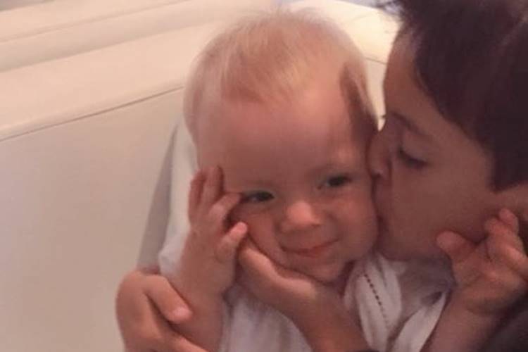 Eliana encanta a web ao registrar momento de carinho entre os filhos