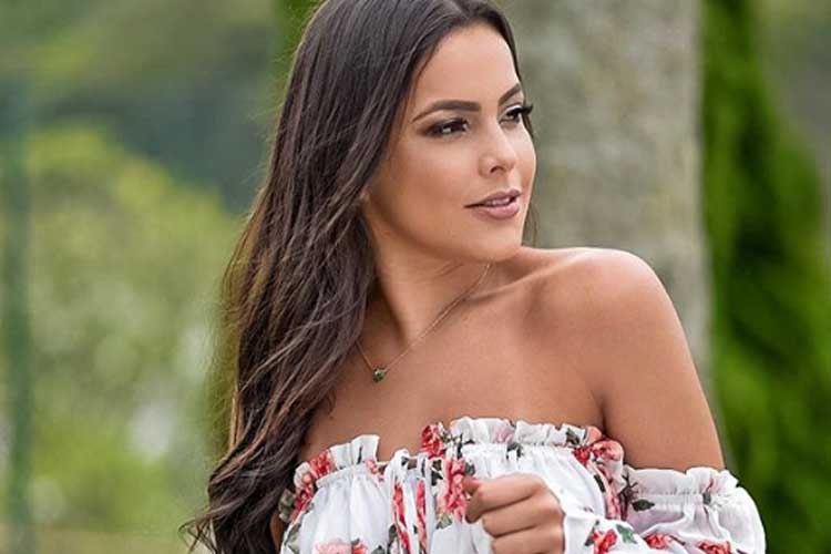 De biquíni, Emilly Araújo arranca elogios dos seguidores