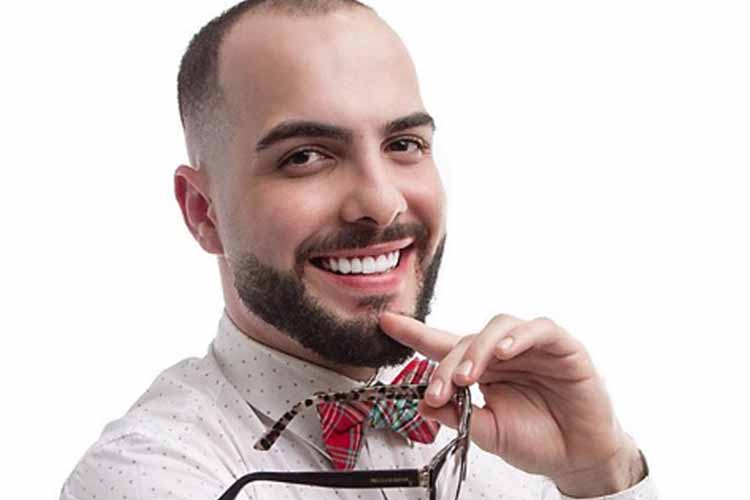 Ex-BBB Mahmoud tira tudo e causa polêmica com foto em rede social