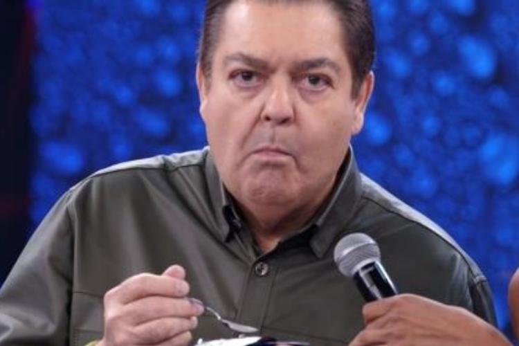 Faustão come iogurte ao vivo no “Domingão do Faustão” e repercute na web