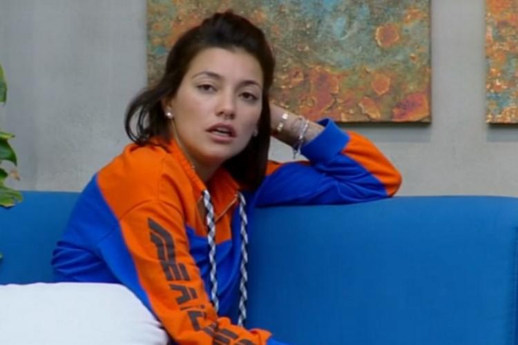 “A Fazenda 10”: Revoltada, Gabi Prado quebra copo em festa