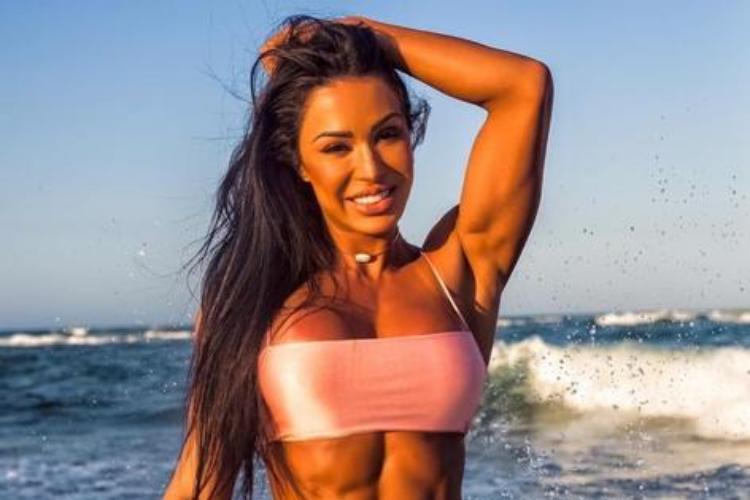 Gracyanne Barbosa posa de biquíni de fita e corpo musculoso encanta os fãs