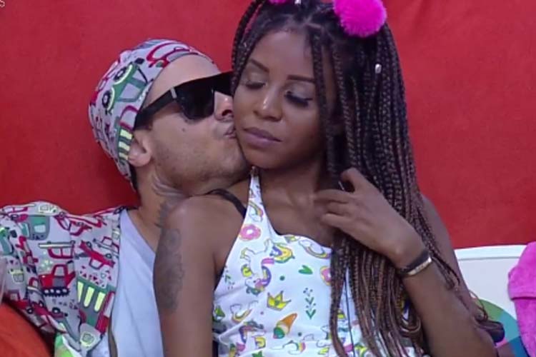 A Fazenda 10: Leo Stronda e Luane Dias se beijam e clima esquenta