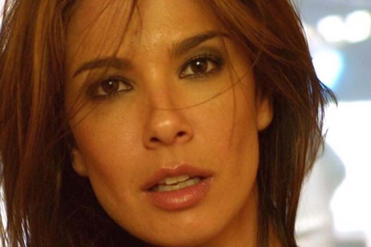 Luciana Gimenez aparece na praia e detalhe diverte seguidores; veja