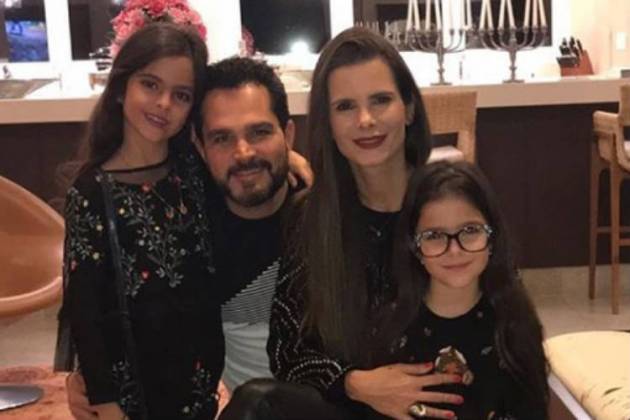 Luciano e Flávia Camargo, com as filhas Isabella e Helena/Instagram