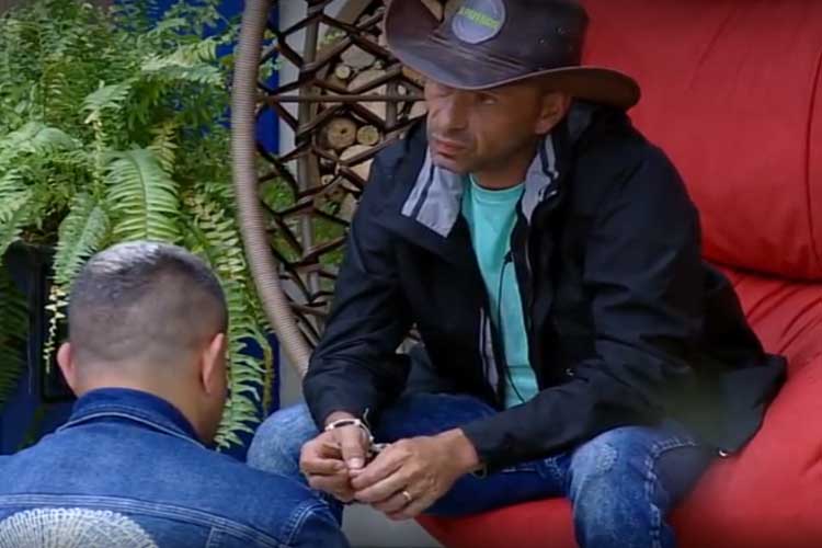 A Fazenda 10: Rafael Ilha perde a paciência com Gabi: ‘Vontade de degolar essa mina’