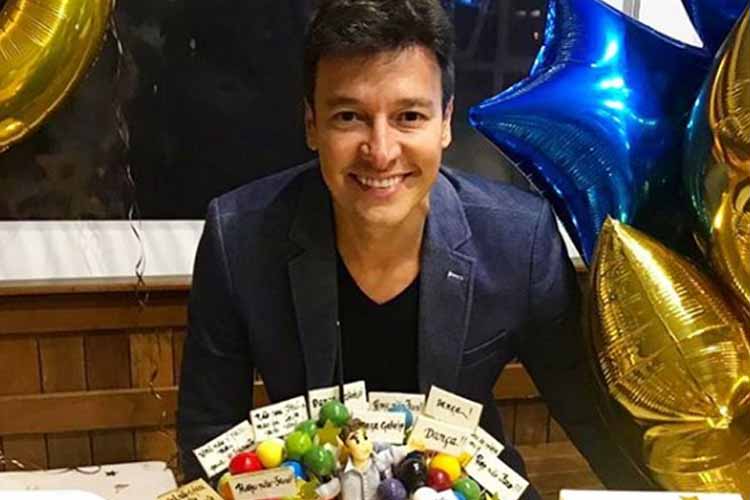 Rodrigo Faro beija a esposa durante festa de seu aniversário