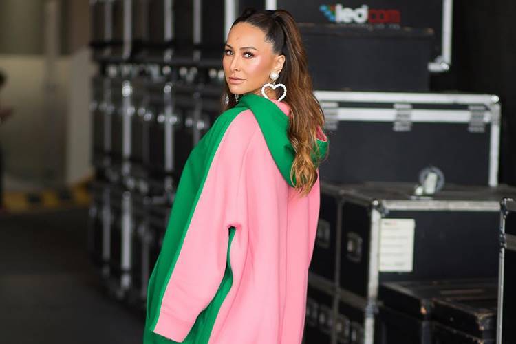 Na reta final da gravidez, Sabrina Sato faz doação de fraldas