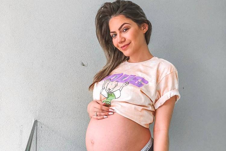 Envolvida em polêmica, Sarah Poncio dá à luz e exibe rosto do filho