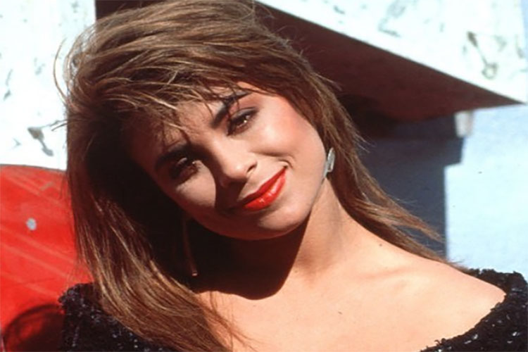 Cantora cai do palco durante apresentação nos Estados Unidos – Veja!