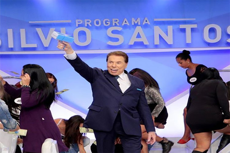 Mulher leva tombo no programa e ajudada por Silvio Santos; veja!