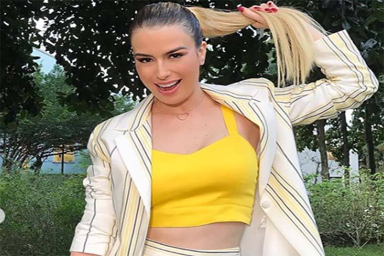 Repórter do Vídeo Show corta o próprio cabelo ao vivo, durante reportagem; assista!