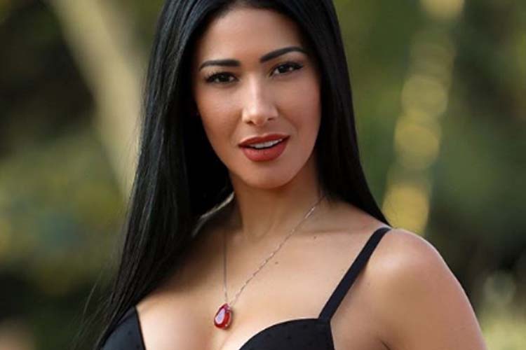 Ousada, Simaria compartilha mensagem com seguidores e decote surpreende