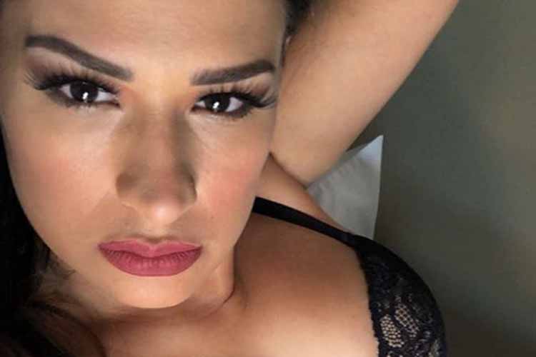 Simone, da dupla com Simaria, aceita desafio e aparece com decote chamativo