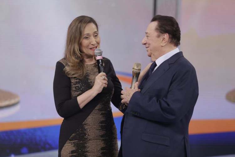 No Programa Raul Gil, Sonia Abrão não tira chapéu para famoso apresentador e revela o motivo