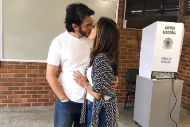 Túlio Gadêlha beija Fátima Bernardes e comemora vitória nas eleições