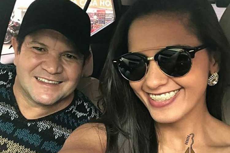 Ximbinha aparece ao lado da atual esposa na casa em que vivia com Joelma