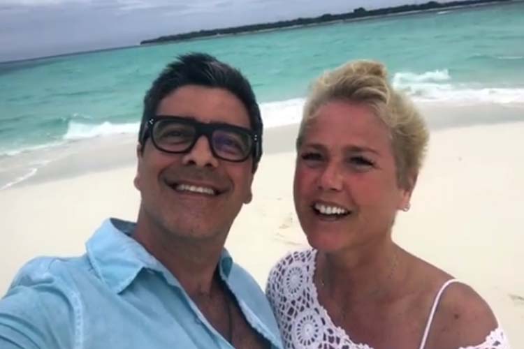 Junno Andrade se declara para Xuxa com canção de cantor famoso
