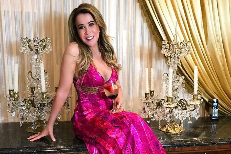 Zilu Camargo posa chiquérrima com vestido decotado e seguidores exaltam:  ''Encantadora