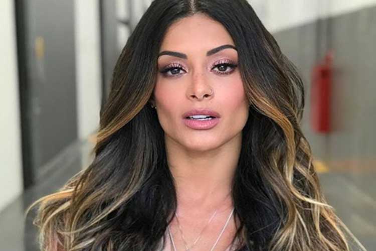 No Halloween, Aline Riscado usa fantasia transparente e chama atenção de internautas