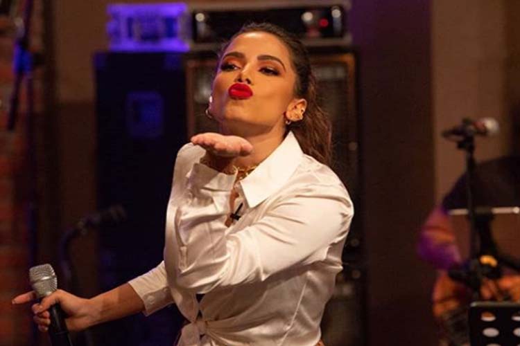 Anitta deixa apresentador chocado ao fazer revelação íntima