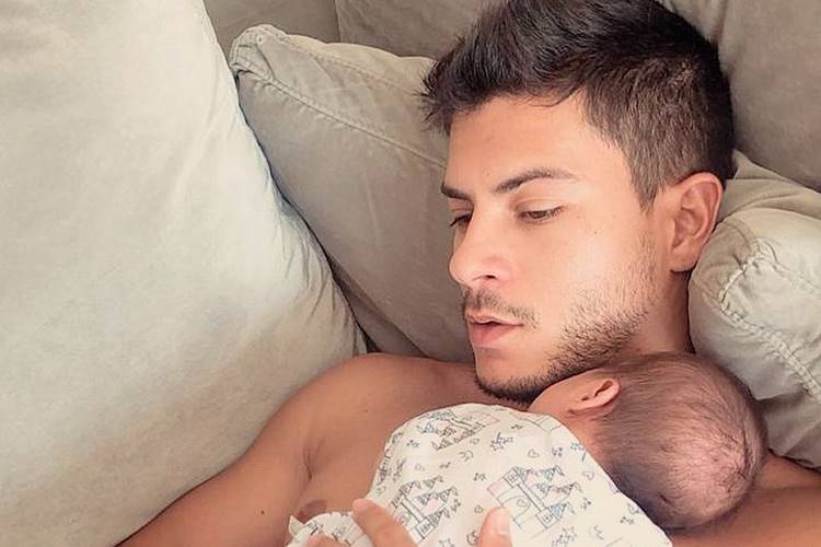 Arthur Aguiar comemora 1 mês de vida da filha com click encantador; Veja