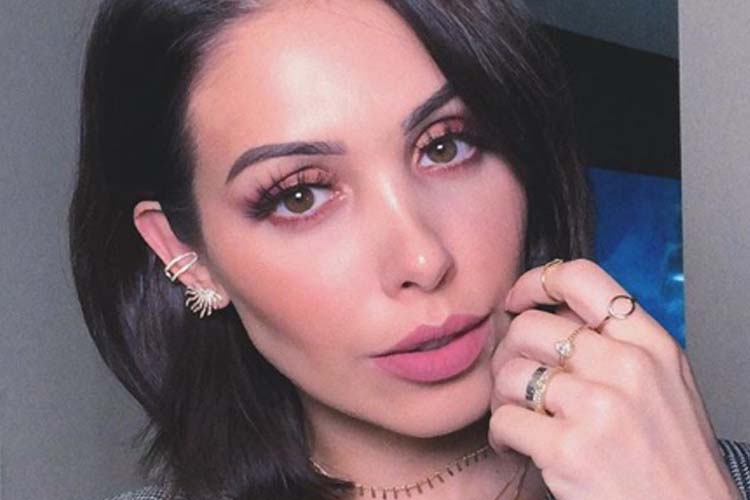 Bella Falconi exibe antes e depois da gravidez e impressiona com corpão