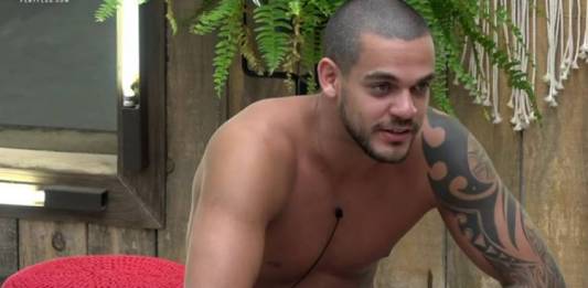 Caique Aguiar - Imagem: Reprodução/PlayPlus