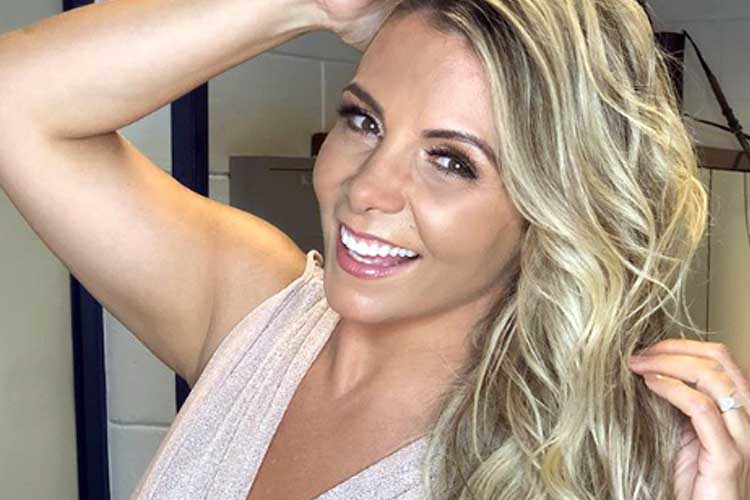 Carla Perez aparece de biquíni durante momento relaxante