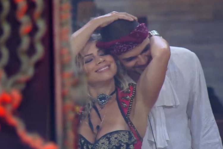 A Fazenda 10: Catia Paganote faz chamego em Caique Aguiar durante festa