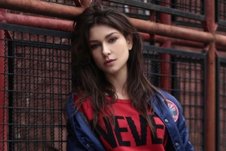 Atriz fica com o corpo travado após ‘descarrego’ em novela