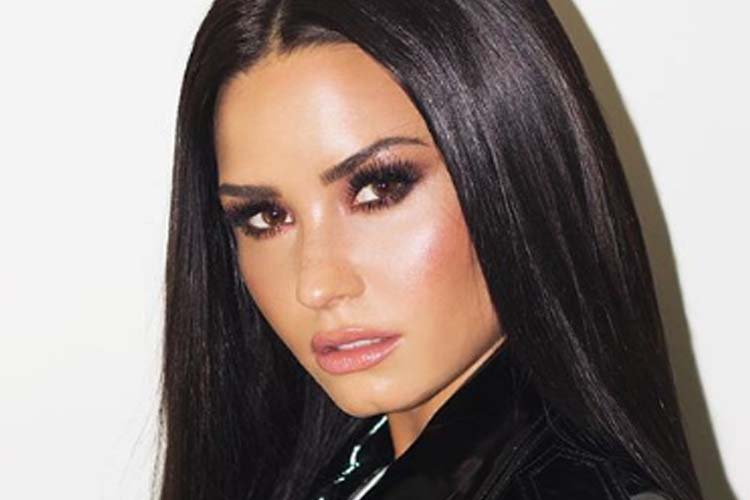 Demi Lovato faz tatuagem sobre ter superado overdose de drogas e sobrevivido; Confira!