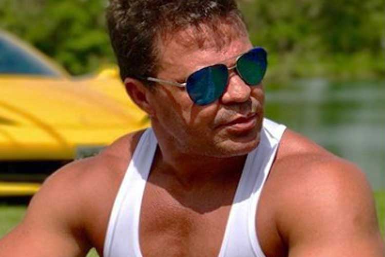 Eduardo Costa aparece pilotando carrão