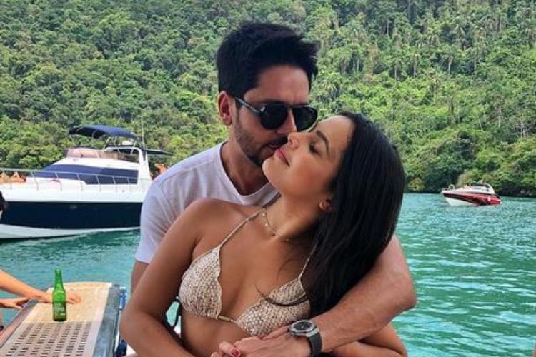 Emilly Araújo aparece em clima quente com o namorado