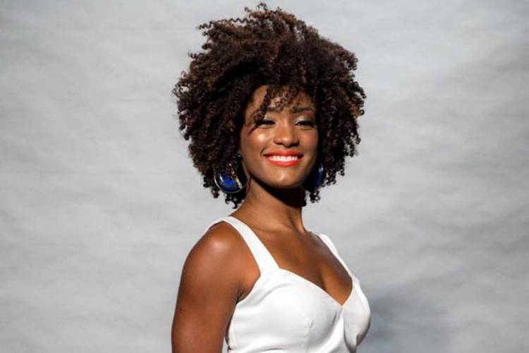 “Falta oportunidade’, relata atriz Érika Januza sobre negros na televisão