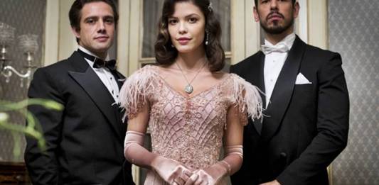 Espelho da Vida - Julia entre Danilo e Gustavo (Globo/Victor Pollak)