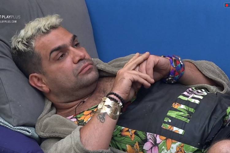 A Fazenda 10: Rafael Ilha chama Evandro de ‘bicha porca’ e peão rebate