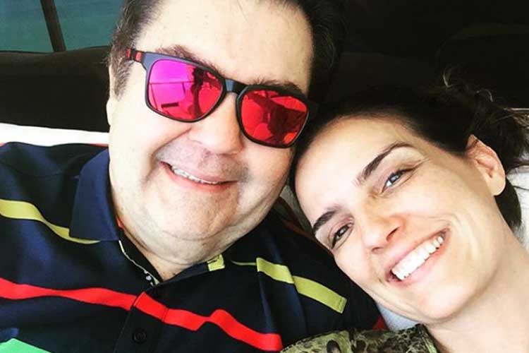 Mulher de Faustão comemora 16 anos de casamento com vestido especial