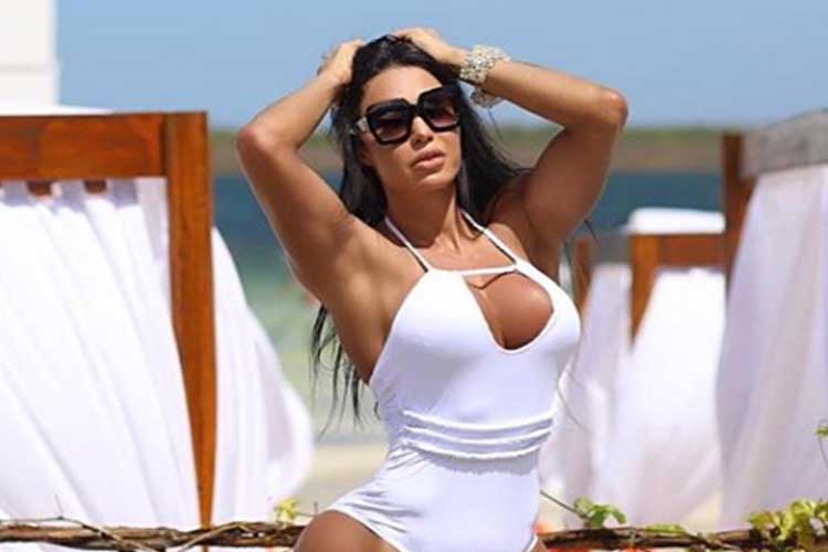 De biquíni, Gracyanne Barbosa mostra suas aventuras por Jericoacoara