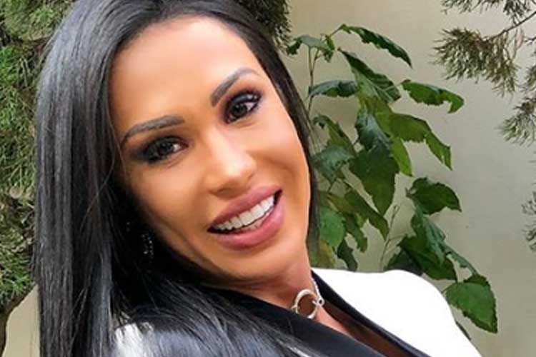 Ousada! Gracyanne Barbosa aposta em maiô cavadíssimo