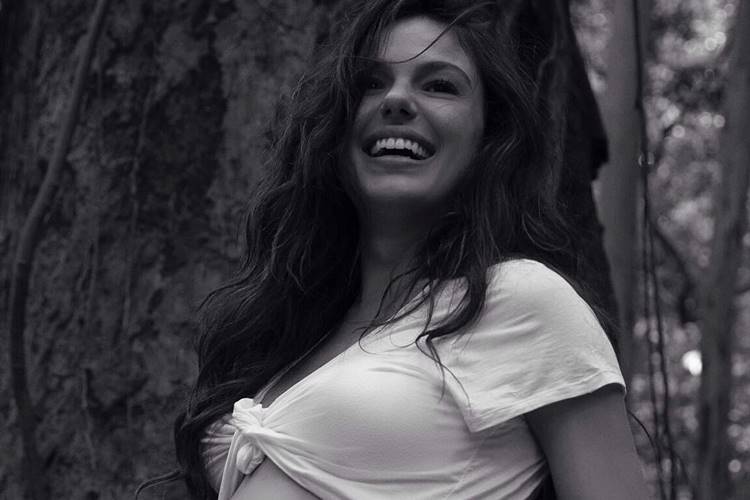 Na reta final da gravidez, Isis Valverde faz post emocionante