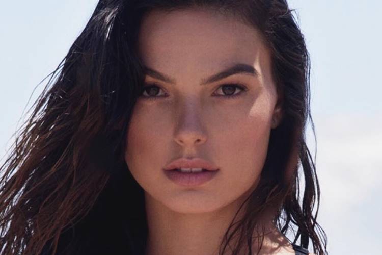 Isis Valverde posta primeira foto com o filho Rael: “Meu mundo”