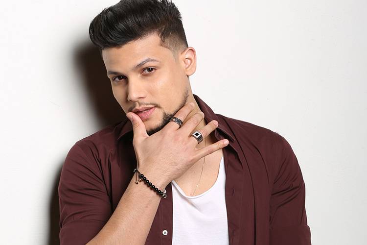 Sertanejo Israel Novaes defende fã andrógeno após ataques de preconceituosos