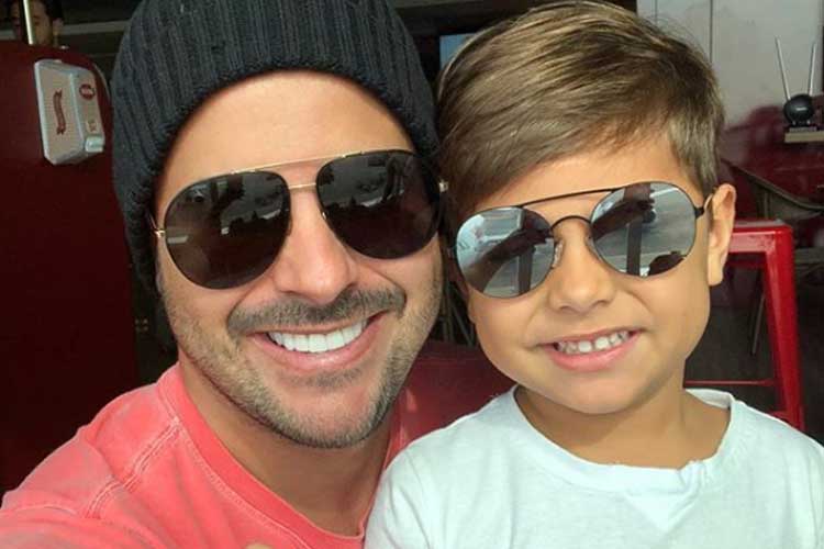 Henry, filho da cantora Simone, imita o pai em publicação e diverte seguidores