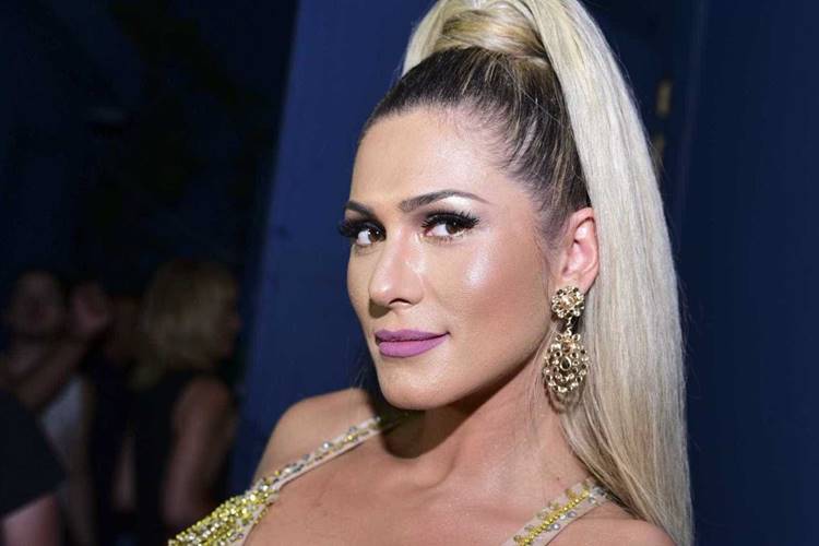 Lívia Andrade surge plena em dia de folga em Salvador