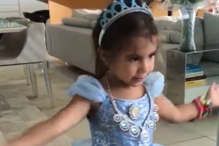 Maria Flor, filha de Deborah Secco, aparece em vídeo e fãs comentam: “Essa aí já tem talento”